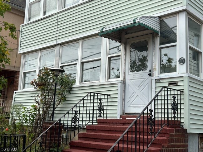Building Photo - 213 S 5th St