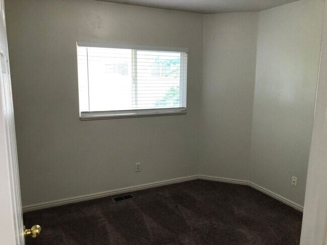 Building Photo - West Jordan Townhouse