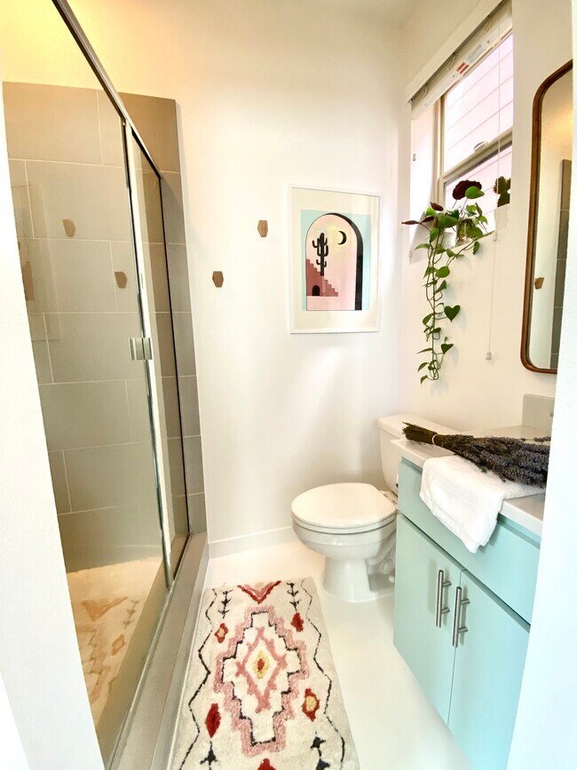 1st floor bathroom - 4305 SE Division St