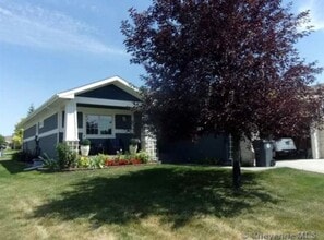 Building Photo - LARGE 3 BED 3 BATH TOWNHOME IN THE DESIRABLE POINTE NEIGHBORHOOD