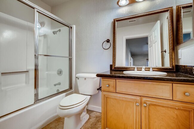 Building Photo - Spacious 2BR/2BA Top-Floor Condo in Gated ...