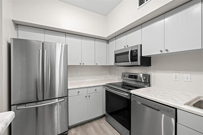 Building Photo - 2402 W Azeele St