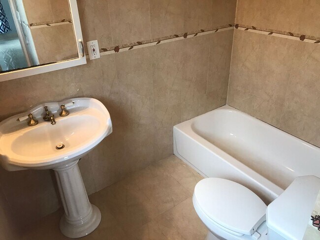 Building Photo - Miami Beach Home with a Pool!