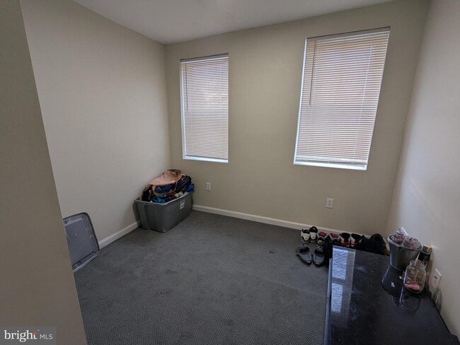 Building Photo - 816 N Monroe St