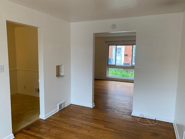 Building Photo - Two story townhouse