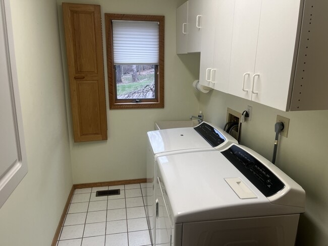 Building Photo - 180 Eleanor Dr