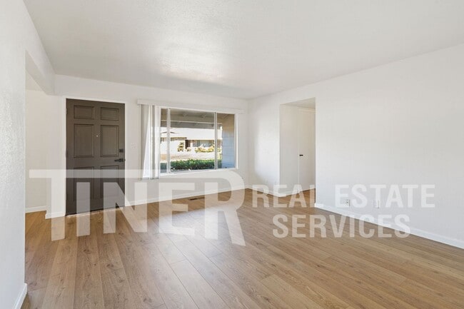 Building Photo - 1302 Silver Oak Wy