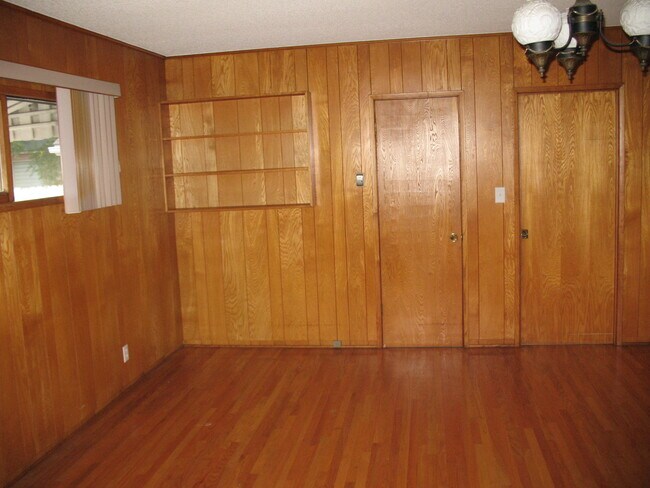 More natural light in large bedroom. Sliding wood styled windows - 3121 W Wyoming Ave