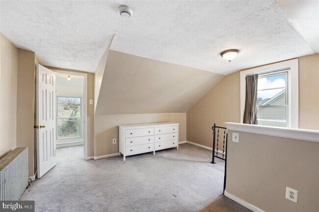 Building Photo - 528 E Elm St