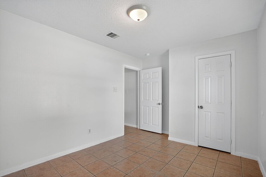 Building Photo - 2410 Morning Glory Dr