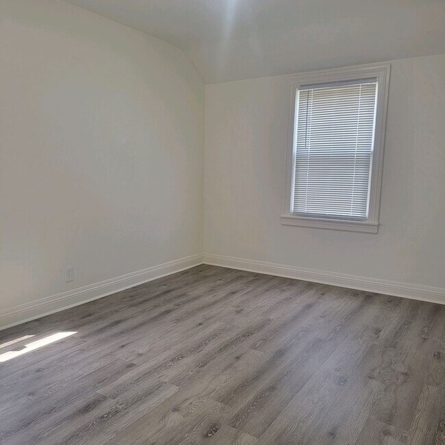 Building Photo - 1018 Berry Blvd