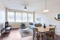 Building Photo - 925 Common St