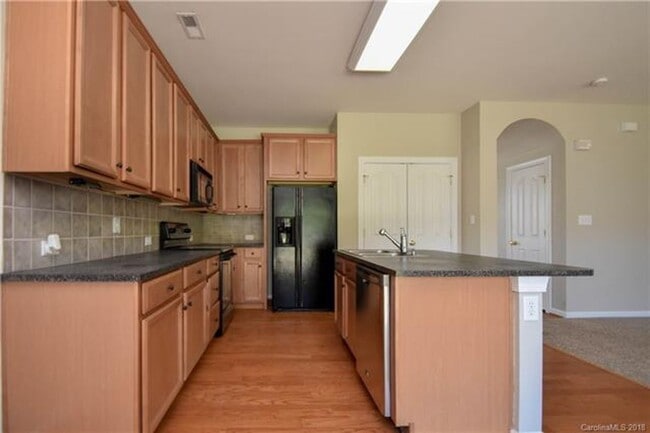 Building Photo - 4 BR/2.5BA  Community Pool | Fenced backyard!