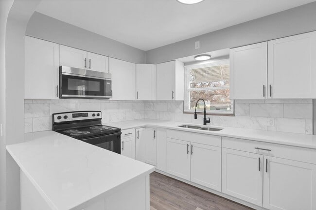 Building Photo - 1820 Oakwood Ave