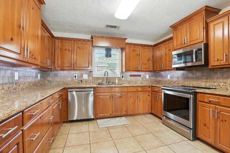 Building Photo - 131 Rock Ct