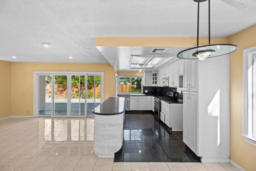 Building Photo - 18123 Delano St