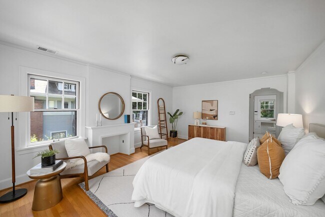 Building Photo - Amazing Nob-Hill Estate with impeccable fi...