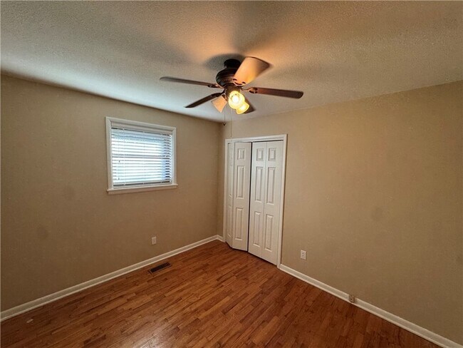 Building Photo - 718 E Debra Dr