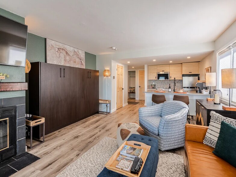 Building Photo - 267 Lake Dr