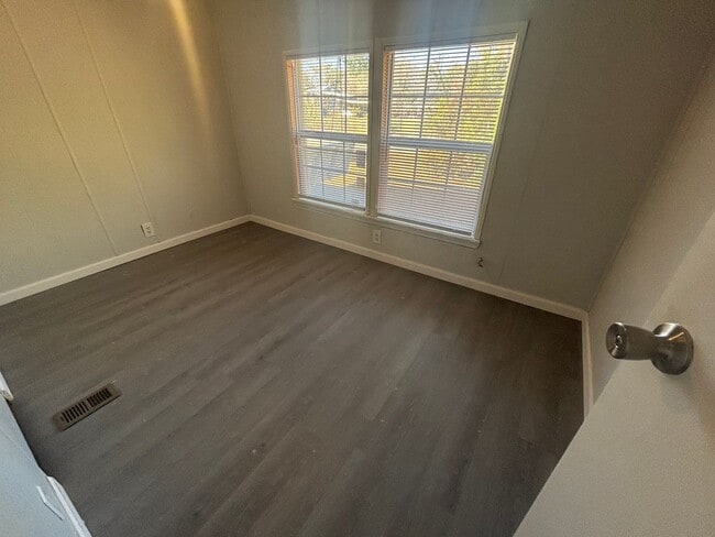 Building Photo - FOR RENT