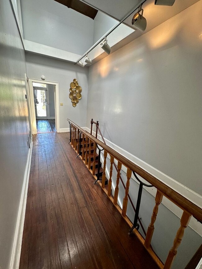 Building Photo - 3 BED | 2.5 BATH | OFF STREET PARKING | PRIVATE BACKYARD | HISTORIC DISTRICT