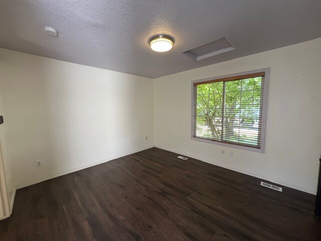 Building Photo - 3bed 3bath Great Meridian Location!