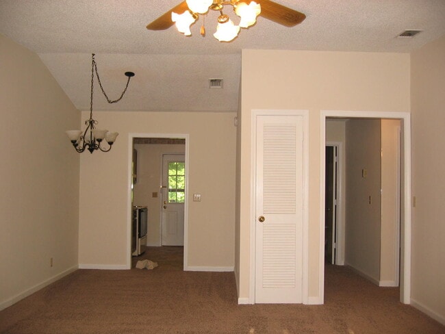 Building Photo - 2576 Oak Hill Dr