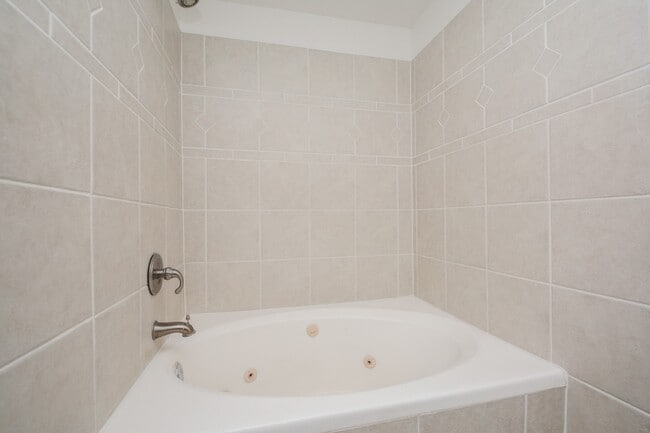 Building Photo - 9850 Pagewood Ln