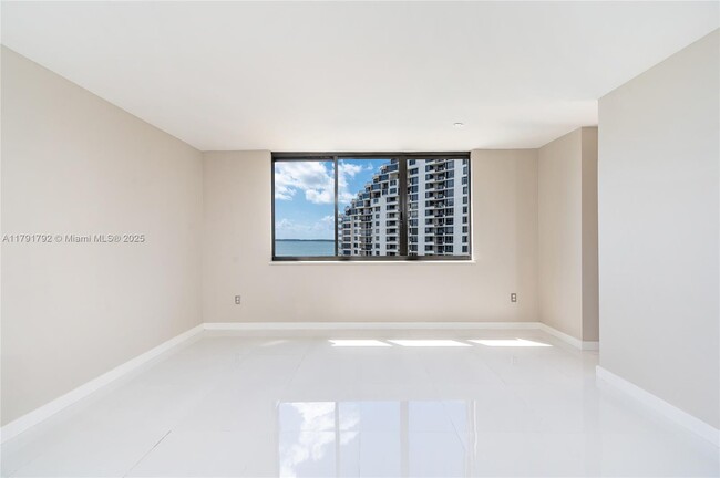 Building Photo - 540 Brickell Key Dr