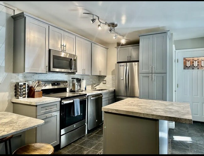 Building Photo - Stylish 2-Bed + Loft Mountain Condo in San...