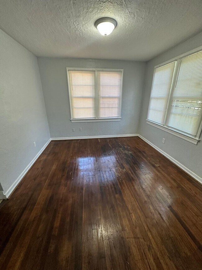 Building Photo - Fully Renovated 3/2 Available for Immediat...