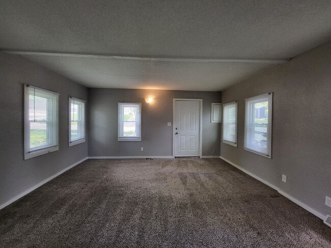 Building Photo - 1 Bedroom home with garage!
