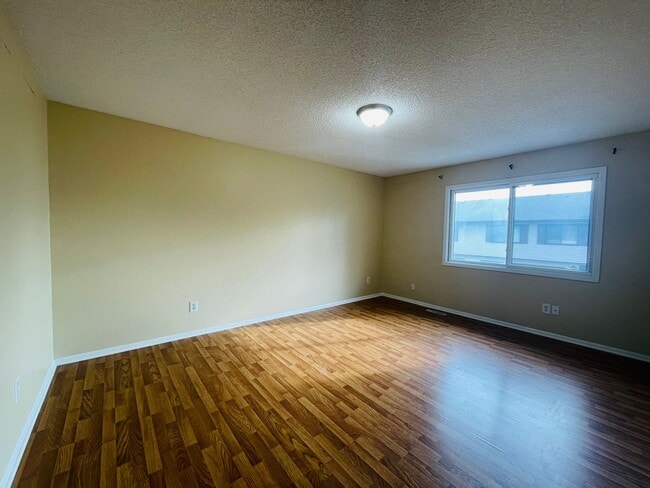 Building Photo - 3 bed/2 bath Sweet Townhome In Brooklyn Pa...