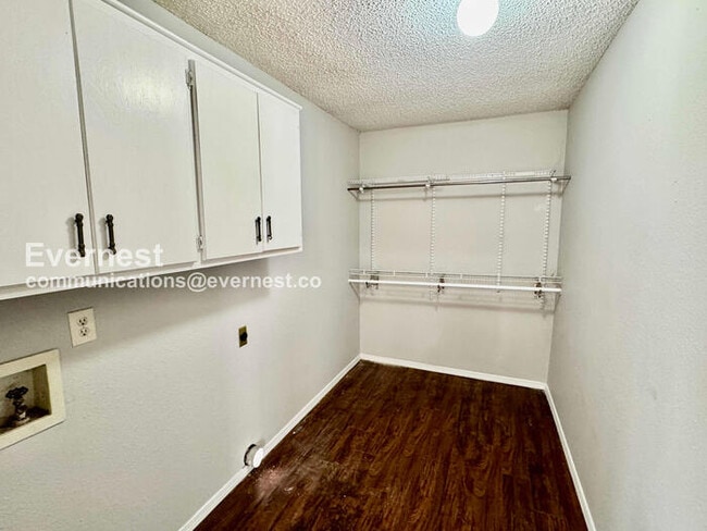 Building Photo - 3 Bed/1 Bath Home with Fenced Yard & Garage / Pet-Friendly / Available Now!