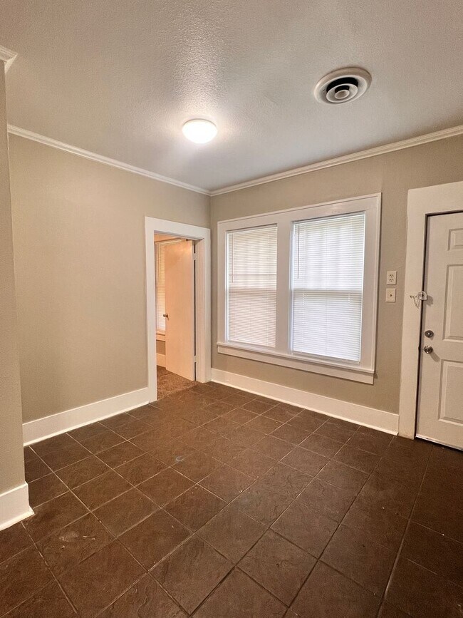 Building Photo - Spacious 3 Bedroom 2 Bath