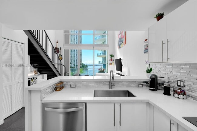 Building Photo - 300 S Biscayne Blvd