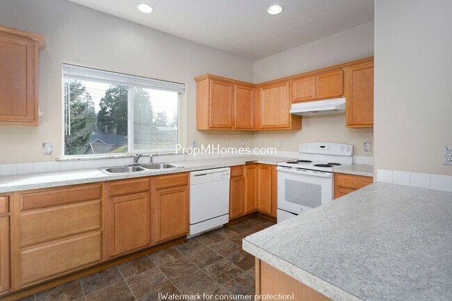 Building Photo - Comfortable 3-Story Townhome in Powellhurs...