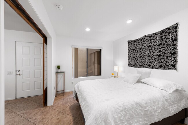 Building Photo - 351 N Hermosa Dr