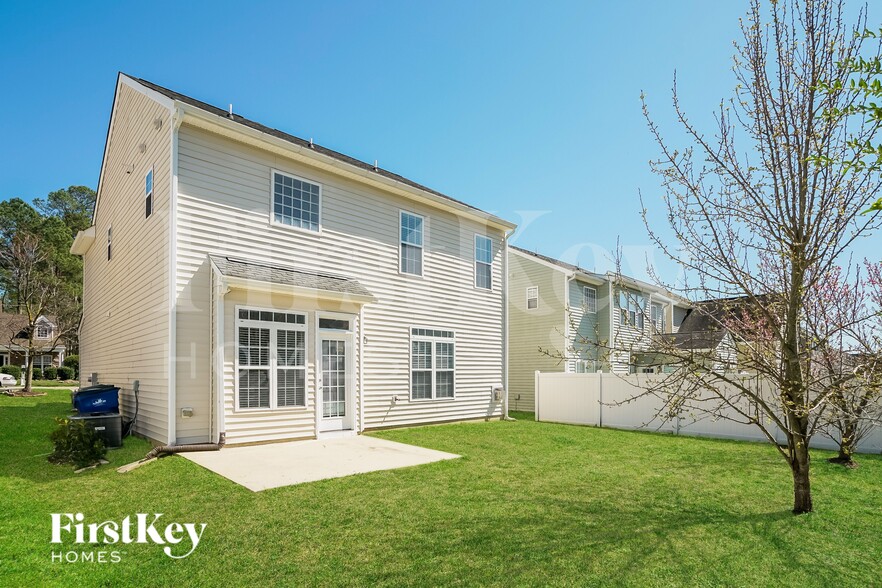 Building Photo - 8163 Willowglen Dr