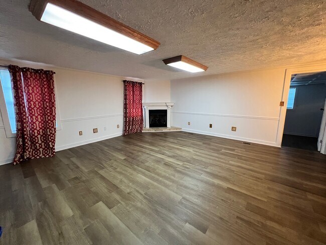 Building Photo - 695 Mahlep Ln