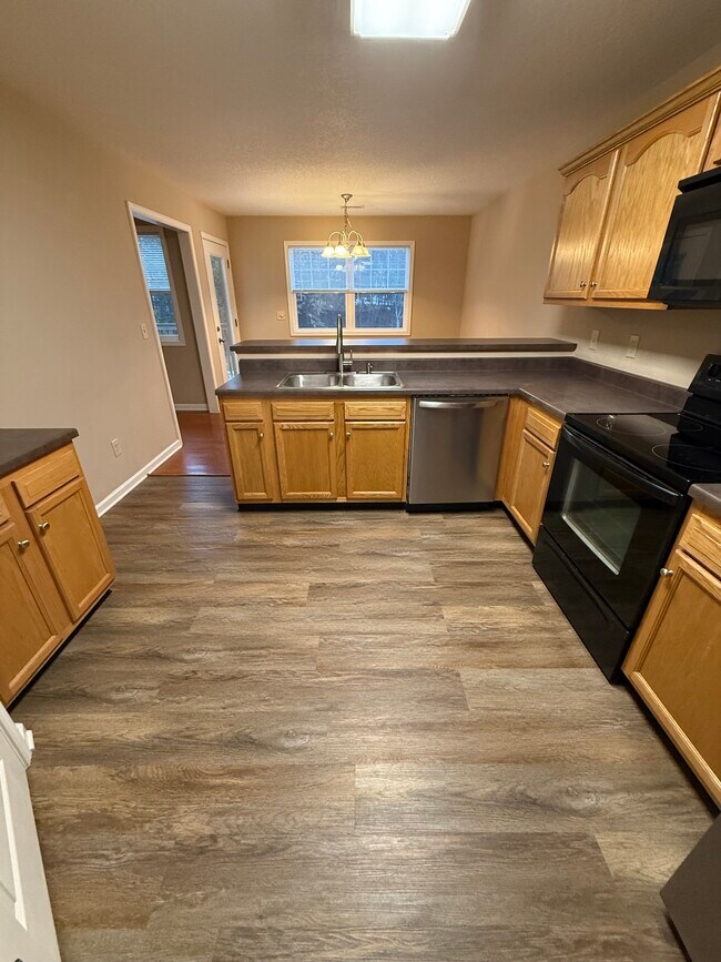 Building Photo - 9907 Thunderbolt Way