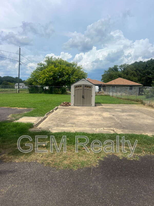 Building Photo - 349 White Oak Rd
