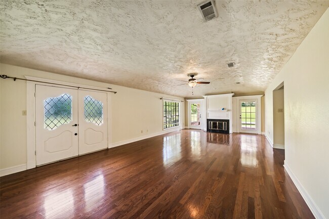 Building Photo - 101 Fairway View Ln