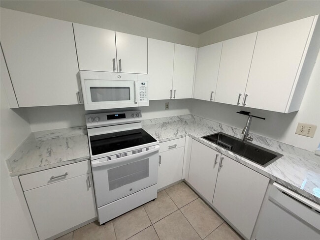 Building Photo - 4394 NW 9th Ave