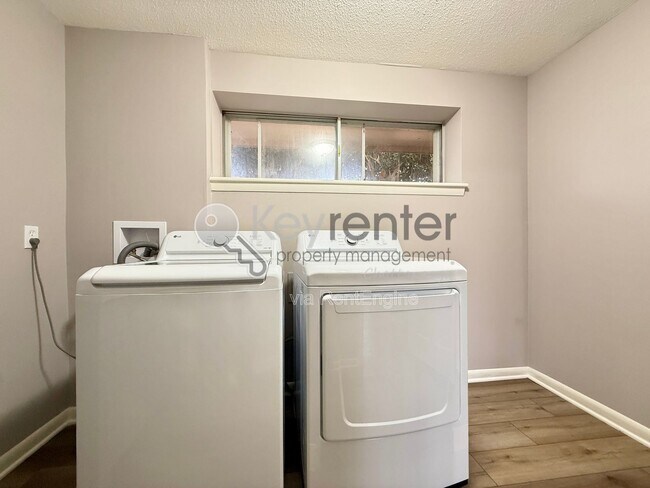 Building Photo - 4627 Hillmont Ln