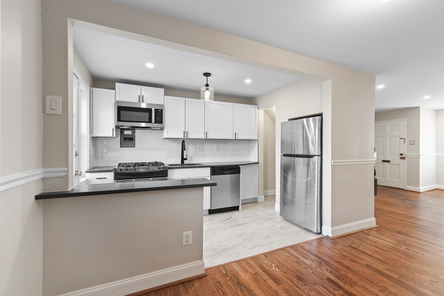 Building Photo - 2809 16th Rd S