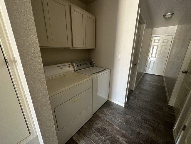 Building Photo - "Modern Comfort in El Paso: Spacious 3-Bed...