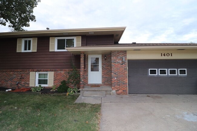 Building Photo - Spacious Home for Rent!