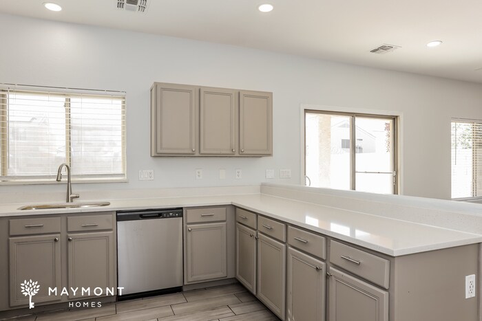 Building Photo - 1711 E Megan Dr