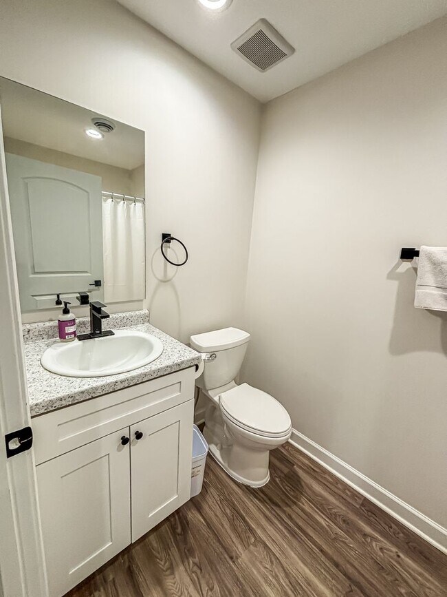 Building Photo - 3 Bedroom Town Home